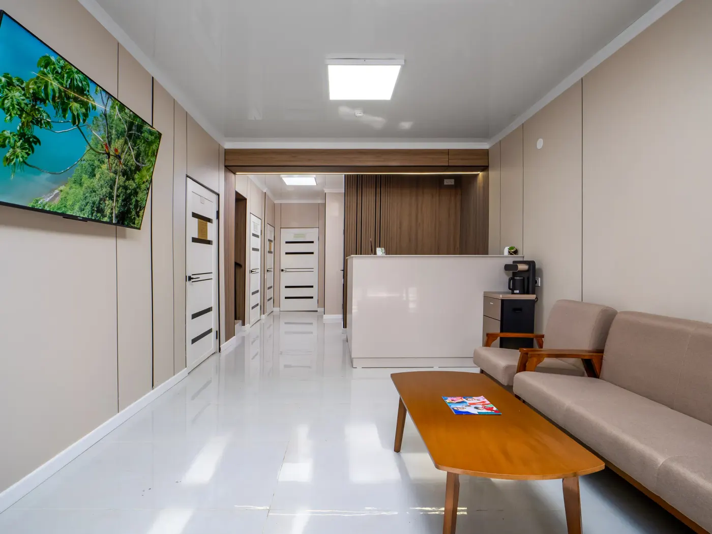 Приёмная клиники STATUS Dental Center: ресепшен и зона ожидания